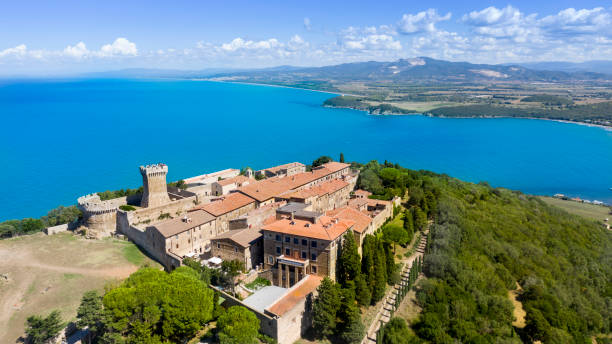 Vista aerea di Populonia e del Golfo di Baratti, Piombino